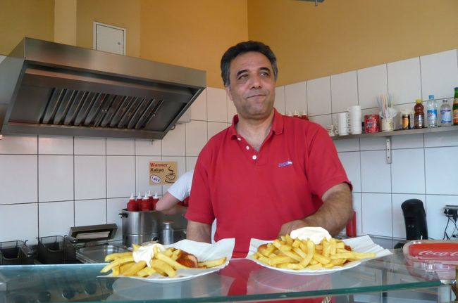 バスでツォー駅まで戻り、ベルリン名物　カリーブルストで昼食。　いろんなソーセージの中から、選んで　アツアツのブルスト　ビールとの相性もピッタリ！