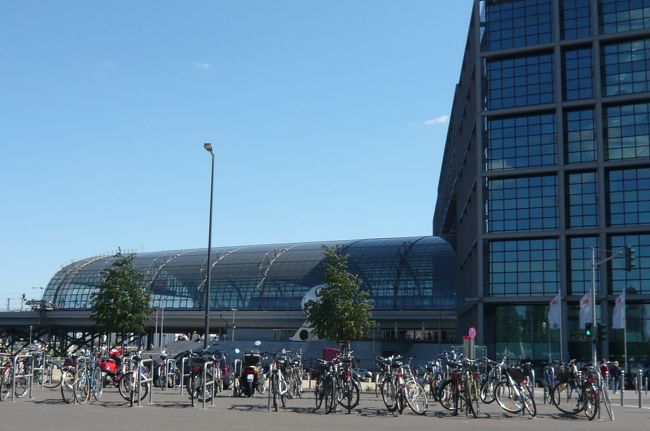 明日はドレスデンへＩＣＥで移動、ベルリン中央駅は今も再開発中、とにかく沢山の施設とヨーロッパ各地への鉄道網が入っていて、ホームだけでも４階にもなっている。　乗り違えるととんでもない事に、　そこで下見。　