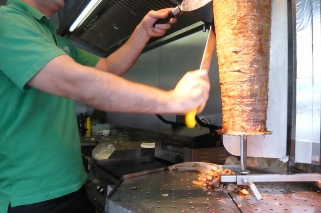 ベルリンにはトルコの人達も沢山いて、トルコ料理のお店も多くあり、夕食はドネルケバブに、あざやかな手つきで作って、<br />パリッとしたパンと新鮮な野菜　ケバブの組み合わせ<br />絶妙な美味しさ！