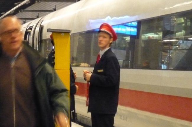 ６月１５日　５日目<br />今日はベルリンからドレスデンに移動。<br />ホテル前からバスでツォー駅、<br />ツォー駅から、中央駅へ。　予行練習どうりに、　と　ここで、ハプニング！　<br />私が乗り込む寸前　ドアが閉まった！　中から開けようとしても、無理　無理。　夫は車内、私は、ホームに取り残された。　間もなく発車！　　どうしよう・・・　<br />まっ　いいか！　沢山列車はあると聞いていたから、中央駅まで行けば、<br />３分程で次の列車到着。　無事に再会できました。　