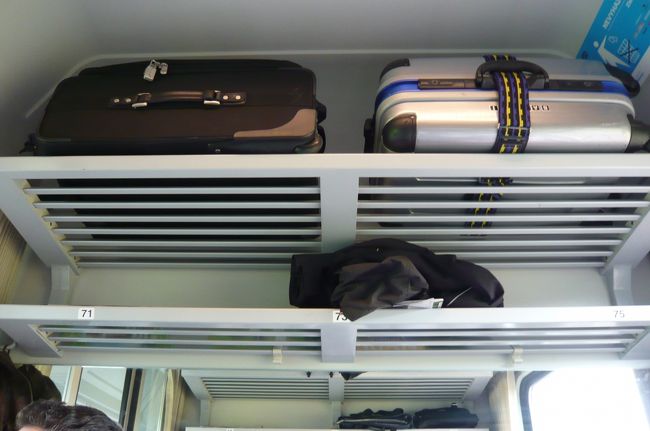 ６人のコンパートメントで、３人の男性が既に、私達で５名です。　頭上には荷物棚もあり、<br />この列車はウイーンまで行きます。