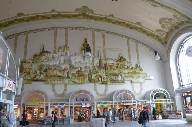 時間どうり　ドレスデン着、　古都のイメージ　ピッタリの駅舎です。