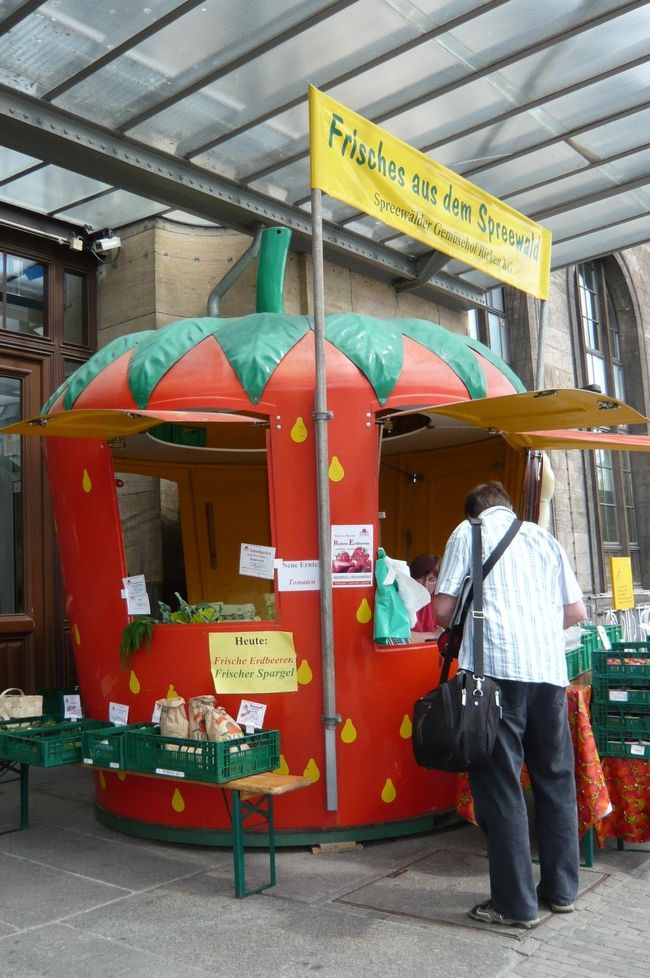 駅前にはトマト形の野菜屋さん、　シュパーゲル（白アスパラガス）もあり、１キロ高い物で　９ユーロでした。　