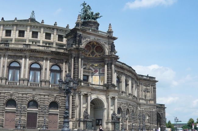 すぐに観光のはじまり、　ツヴィンガー宮殿