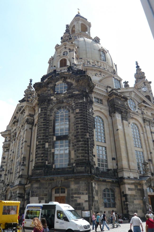 フラウエン教会　戦争で破壊されたが、２００５年修復、　壁の部分に古い部分と新しい石が、