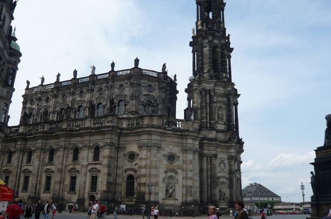 カトリック旧宮廷教会、屋根の上には　聖人の石像がズラーリと