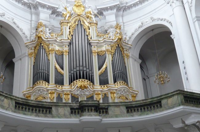 内部もすばらしく、　パイプオルガンの演奏中で　荘厳な雰囲気。