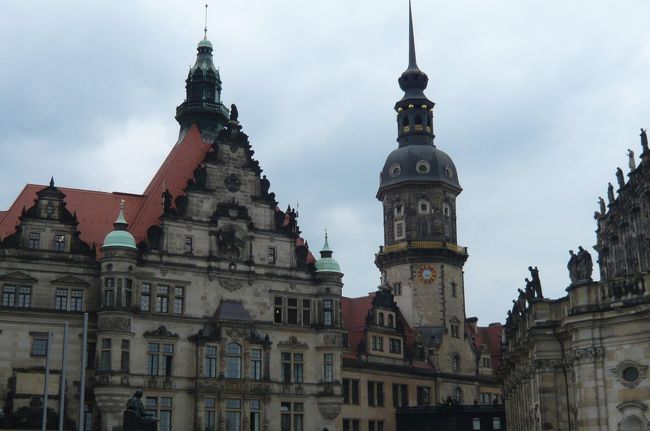 ドレスデン城の”緑の丸天井”と呼ばれる財宝コレクション　の入場券　１４：２０　の予約（出発前に）入り口のロッカーで総ての荷物を預けて、（私？もちろんパスポートと現金　カードはしっかり身体に巻きつけて・・・）<br />２人づつドアーの中で　チェックを受け　入場。眼もくらむばかり　とは　こんな時使う言葉でしょう、<br />琥珀　ルビー　ダイヤ　エメラルド　真珠　中国の陶磁器など、　壁一面に。　　