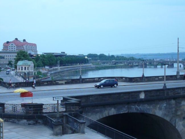 その後　ブリュールのテラスを散歩　エルベ川の川岸の景色を楽しんで、