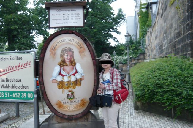 今夜はヴァルトシュレスヒェンという１８３６年創業のビアホールで、