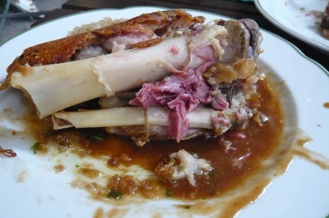 本日のスペシャル　豚のすねを　軟らかく煮込み更に　皮を　香辛料と共に　パリッ！焼いて、<br />この皮がなんともおいしい！<br /><br />