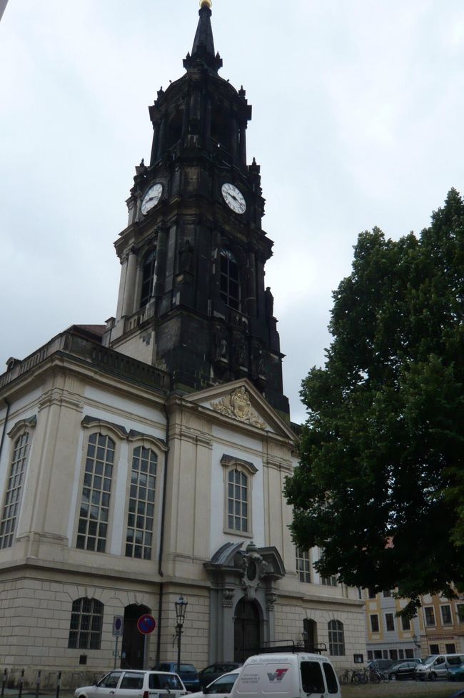 歩いて三王教会を見て、