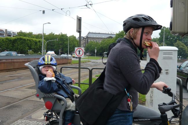信号を待っていると、親子で仲良く朝食を食べながら、１歳位だと思うのですが、上手に食べていました。　乗り物の中で　軽食中の人を良く見かけました。便利なお店も沢山。