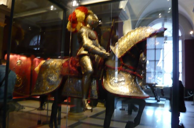 絵画館を出ると雨！　武器庫を見て。