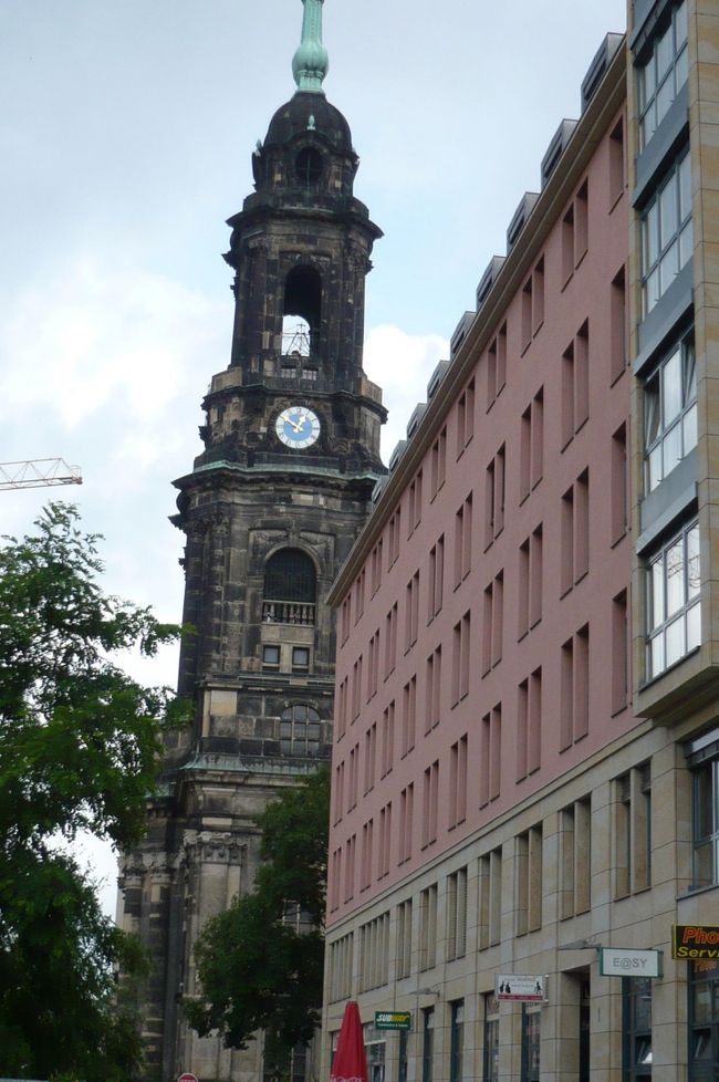 武器庫を見たら　雨も止み　聖十字教会まで