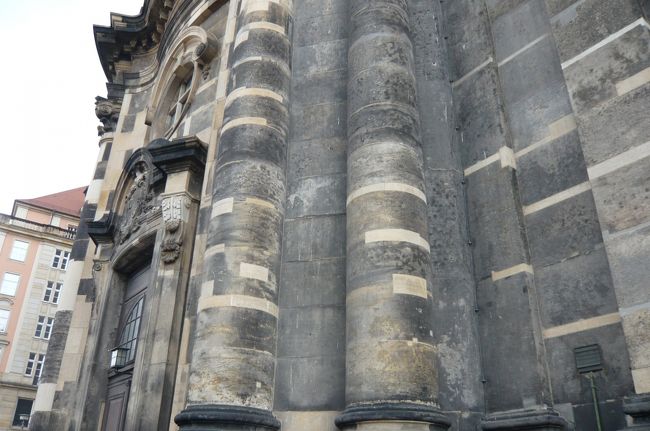 外壁は修復のあとが　はっきりと。