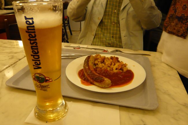 アルトマルクトで昼食、　また雨が降ってきて、<br />ブルストとビールで、　この組み合わせピッタリです。