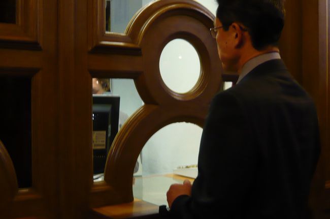 いったん　ホテルへ帰り、着替えをすませて　今夜はゼンパーオペラ（出発前に予約）。チケットと交換、<br />モーツアルトの”フィガロの結婚”です。席も２列目　楽しみです。