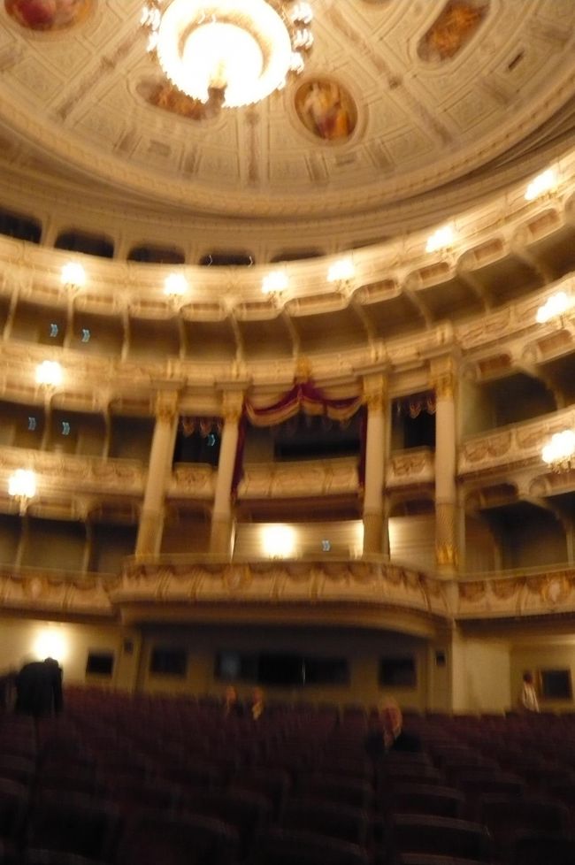 劇場内も白と緑が基調の明るく華やいで、