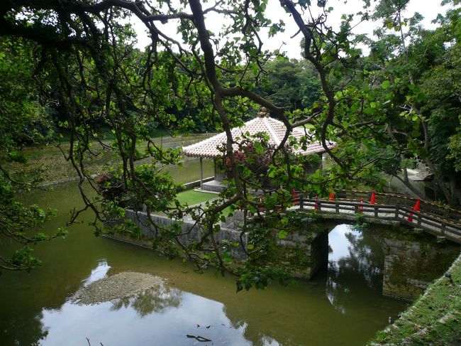 円覚寺跡の前にある弁財天堂。<br /><br />木がカーテンのように弁財天を覆っていて良い感じです。