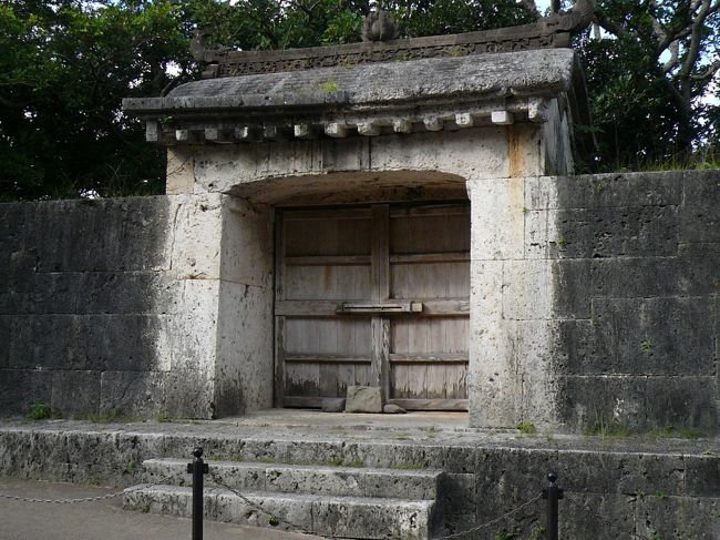 これも世界遺産のひとつ「園比屋武御獄石門（そのひゃんうたきいしもん）」<br /><br />国王が出御の時、道中の安泰をこの石門前で祈願したそうなー。