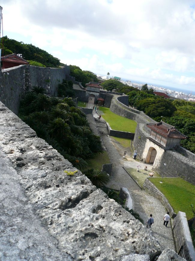 首里城は高台にあり、街並みを見下ろせます。<br /><br />城壁の高さや厚みが少しは分かりますか?