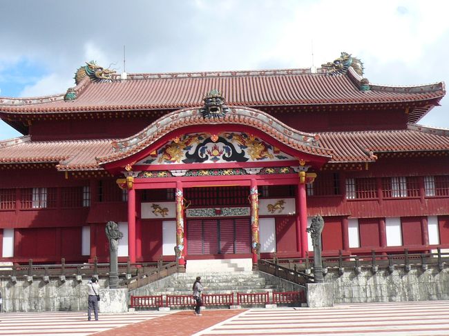 「正殿」でーーーす。<br /><br />約500年にわたり琉球国王が居城し、政治・経済・文化の中心としていた建物。<br /><br />中国の宮殿建築と日本の建築様式を基本に琉球独特の意匠に仕上がっています。<br /><br />正殿の壁などの彩色塗装には桐油が塗られています。下地の一部は漆を使っているそうです。<br /><br />漆の乾燥には湿度80％と温度20度以上が必要で、これは沖縄の年間平均値と一致します。また強烈な太陽と紫外線は、漆液を透明にし、鮮明な朱色をかもしだしますといわれ、いかに沖縄の気候が漆に適していたかがわかります。