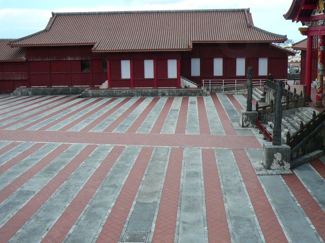 「御庭（うなー）」という広場では、年間を通じて様々な儀式が行われていましたそうなー。