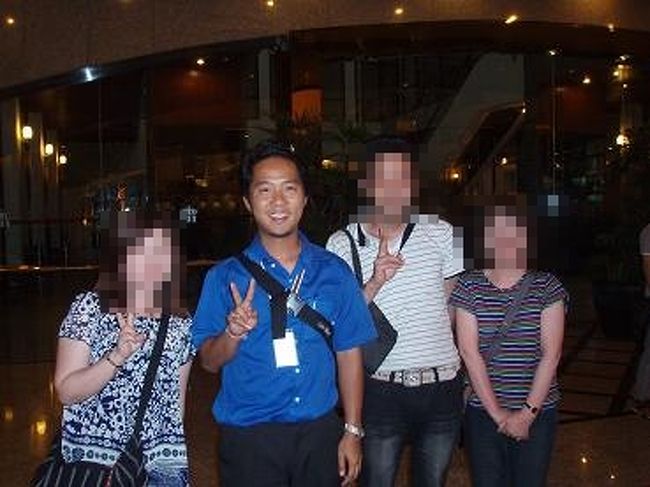 バンコク旅行も最終日です。<br />朝５時頃ホテルを出発。<br /><br />最後に、２日間観光ツアーでお世話になった<br />タイの添乗員さんと記念撮影♪