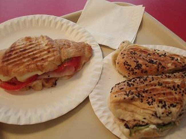 まだ朝ごはん食べてなくて、お腹空いたので<br />空港内のカフェで、美味しそうなパンを食べました♪