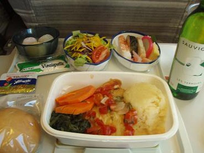 しばらくして、機内食が出てきました。<br />マッシュポテト・お寿司・サラダ・お餅です。<br />白ワインは、旦那にお土産用です(笑)