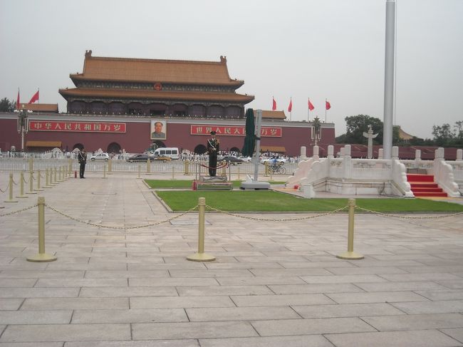 その建物を通り過ぎるとあの有名な・・・天安門広場です。教科書通り!人が多いこと!