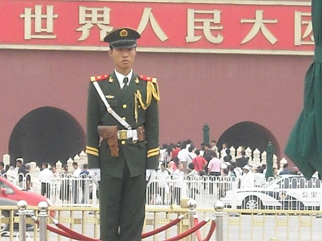 衛兵。身長が185センチぴったりの人しかなれないらしい。台北の兵士みたいに微動だにしないという感じではないけど。