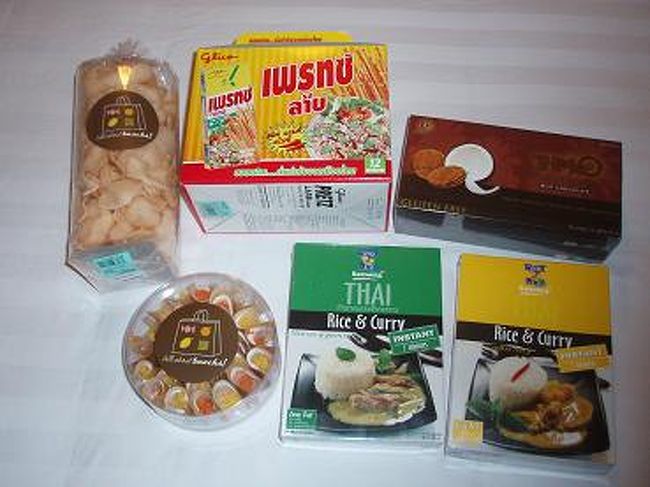 タイのお土産です♪<br /><br />免税店で購入したお菓子がいっぱい〜<br />タイ限定の、【プリッツ・ラーブ味】やみつきになる美味しさでしたよ♪<br />あとは、タイカレーなどです。