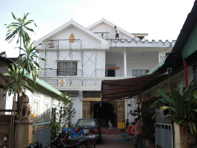 シェムリアップで3泊したゲストハウス。<br /><br />Winter　Guest House。<br /><br />このたびで一番思い出深い宿となった。<br /><br /><br /><br />＊＊＊＊＊＊＊＊＊＊＊＊＊＊＊＊＊<br /><br />飯を食った後、またバス移動となった。<br /><br />カンボジアの夜に街灯は存在しない。<br /><br />真っ暗な闇の中でも、未舗装でも<br />バスは順調にシェムリアップ向かっている。<br /><br />周りの人間も、俺のいびきを子守唄にして<br />どうやら寝ているらしい。<br /><br /><br />もちろん俺は寝ていたので、全部Kの情報だ。<br /><br /><br />9時半過ぎに<br />明かりがまぶしいシェムリアップに着いた。<br /><br />Winter Guest　Houseの前に着き（写真参照）<br />俺の荷物を勝手にフロントに運び出して、<br />従業員たちが部屋にいざなう。<br /><br /><br />おいおい…ここに決めたわけじゃねえぞ。 