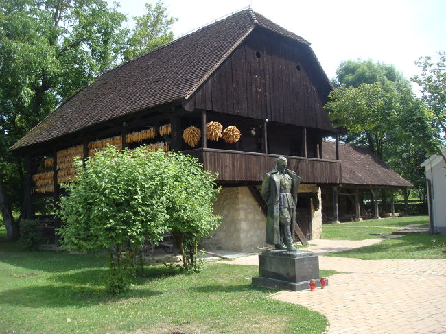 チトー大統領の生家前の銅像