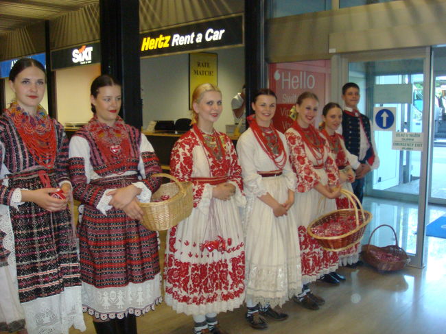 見送り。出迎え　民族衣装が美しい