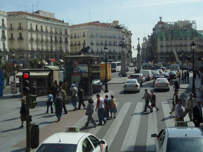 プエルタ・デル・ソル広場。<br />マドリードの中心であり、人や車で混雑していた。<br />（バス２階からの視点なので、少し優越感を<br />味わえた）