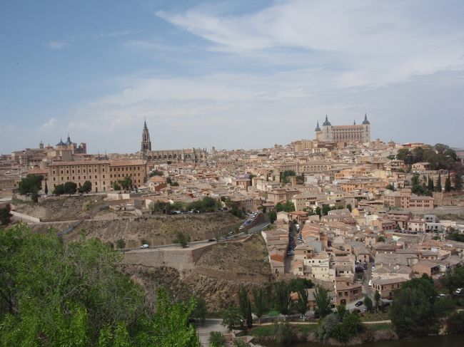 タホ川を挟んだ望んだ街の全景。<br />街の中にバスは入れないので、歩いて見学することになる。<br />