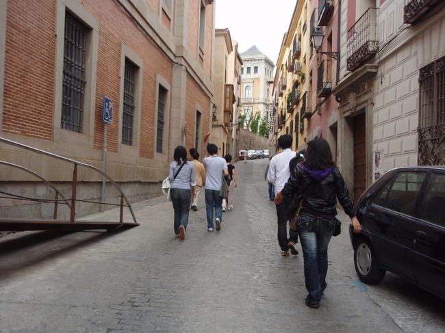 街の中は、比較的狭い道路が張り巡らされている。<br />個人で初めて入って、迷ってしまうケースが多いとのこと。<br />地元の車は通行できるが、駐車場がないので、路上駐車状態。