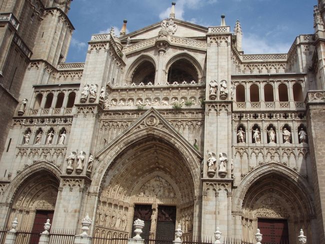 街の中で最も高い建物、トレド大聖堂（カテドラルと呼ばれる教会）。<br />１４９３年に完成した。<br />（全体を写すことができないので上下に分割しました）