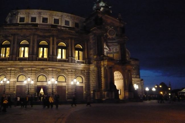 終演後　ライトアップされたゼンパーオペラ、後方では花火もあり、