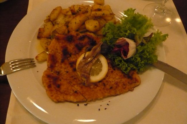 夕食はホテルで、今回のドイツ旅行も今夜で、<br />ウインナーシュニッツェル