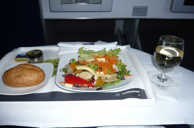 食事は車えびのマリネ　鶏肉のローストを選び、その後、グッスリ・・・