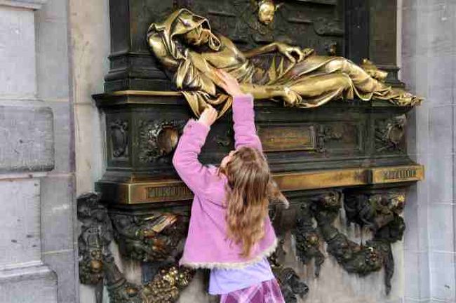 ブリュッセル、グランプラス傍にあるセルクラースの像、この像に触れると幸せになると言い伝えられている。