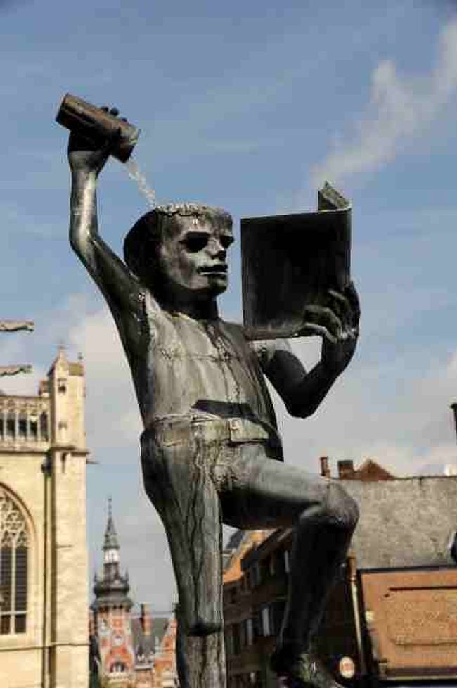 ブリュッセルの東約30kmにあるルーヴェンは、宗教と学生とビールの町。町の中心にある「知識の泉」。