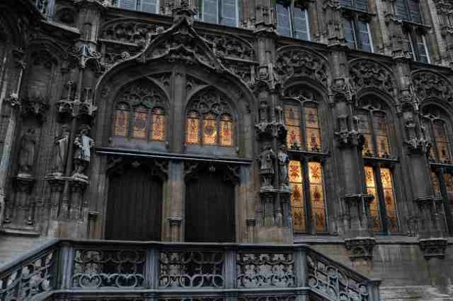 東フランドル地方の中心都市、ゲントは、織物業で栄え、ギルドハウスなど中世の面影を残している。<br />早朝、明かりの灯った市庁舎。