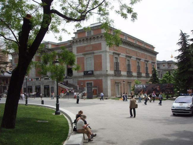 西（プラド通り）側から見たプラド美術館。<br />こちらの方が人の姿が多めだったた。<br />（館内での写真撮影は禁止されていた）