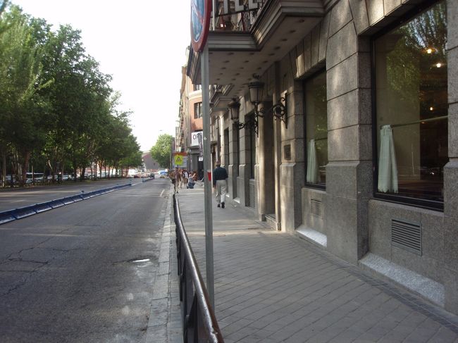 駐車対策用に、第一通行帯と第二通行帯の境が仕切られている。<br />第一通行帯（右車線）は、沿道利用やバスの停車用に<br />利用されていた。