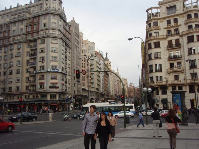 交差点の中央に置かれているバイクは、警察のバイク。<br />夕方になると、市内のあちこちで警官が交通整理をしている姿を見かけた。<br /><br />マドリードに行く前は治安面で不安があったが、他のヨーロッパの都市と同様で、不安になることは特になかった。<br />とはいっても、持ち物に気を使うことは当然だけれど‥
